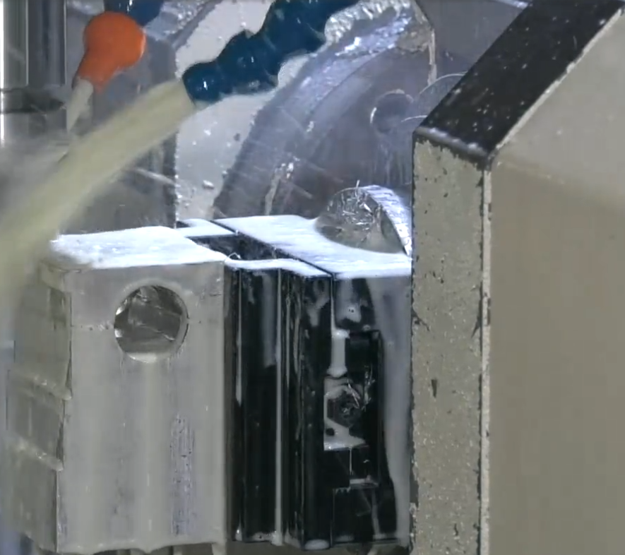 Una imagen que representa el proceso de electroplatación, que muestra la deposición metálica en un sustrato para una mayor durabilidad y apariencia.
